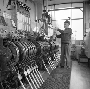 159784 Afbeelding van de seinhuiswachter bij het bloktoestel in het seinhuis post I van de N.S. te Winterswijk.